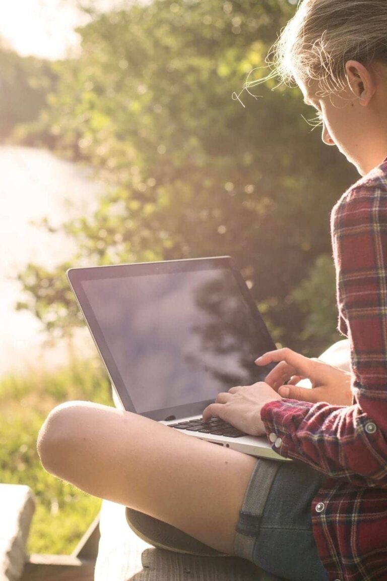 How to Balance Work While Traveling
